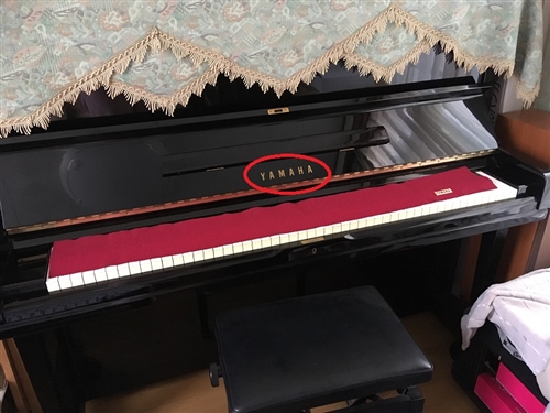 ピアノのメーカー名の位置